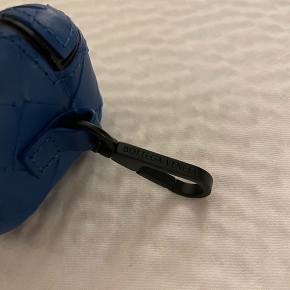 Bottega Veneta Blue Leather Airpods Case With Keychain Clip - Picture 6 of 7